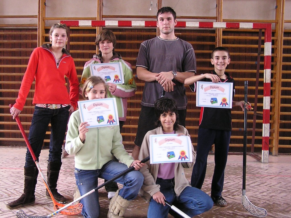 2. miesto - horn rad: M.Filadelfiov,B.Behlov, Mgr. Vlnka,M. Biras, doln rad: P.Huskov,A.Mdra